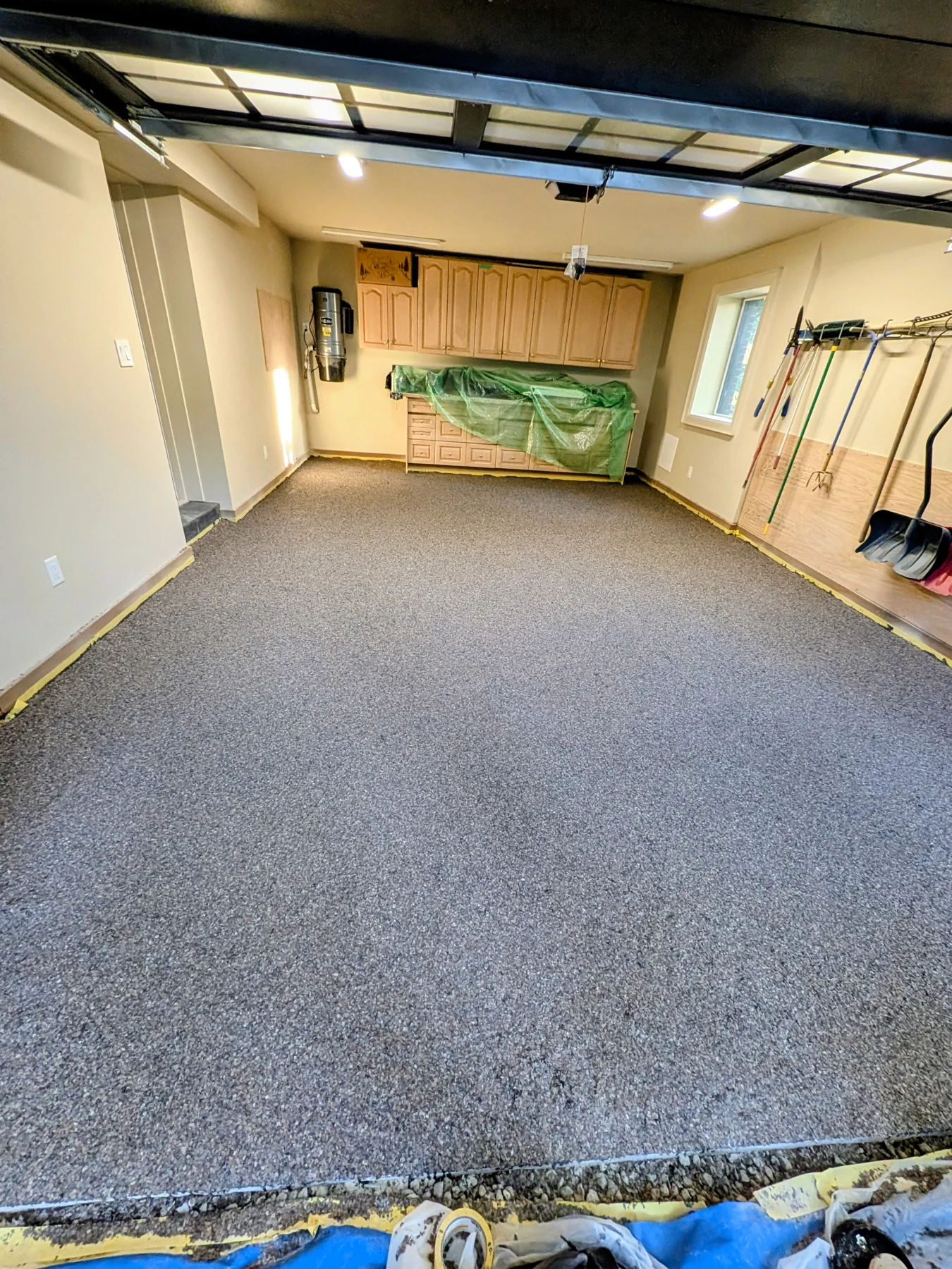 Garage after decorative flake application